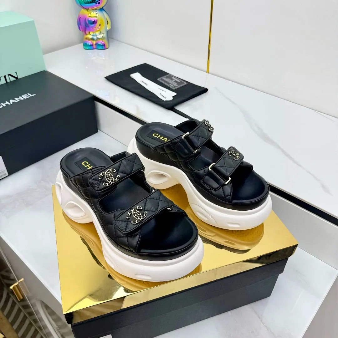 👟👟Ex-factory price 680👟👟 Top version... Chanel｜Chanel Xiaoxiang Velcro Beach Slippers Slippers Casual Beach Shoes 25ss Spring and Summer New Style! Beach shoes are a hit all over the internet! The latest model from the counter, I am still willing to buy it on my feet. It must be ranked among the most popular models. It is invincible in all seasons. Various bloggers and Internet celebrities can see the matching styles. Highly recommended. Pearlescent sheepskin upper, sheepskin lining, suede for feet. Original open-molded TPU outsole size: 35-40 (customized for 40 and 41). Full set of original packaging 👉 👉 👉 👉 👉